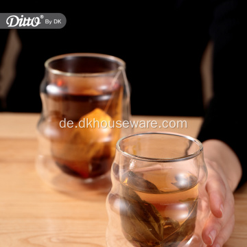 Doppelwandige Teetasse aus Glas mit geschwungenem Design